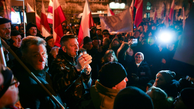 Photo of video | „Am supravieţuit ruşilor, vom supravieţui lui Tusk”. Zeci de mii de oameni au protestat în Polonia față de măsurile noului guvern